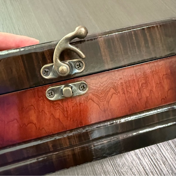 Elegant Wooden Jewelry Box with Lock - Picture 4 of 9